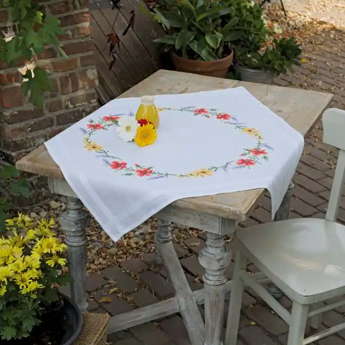 Tafelkleed bloemen en lavendel - Vervaco voorgedrukt borduurpakket Bestseller