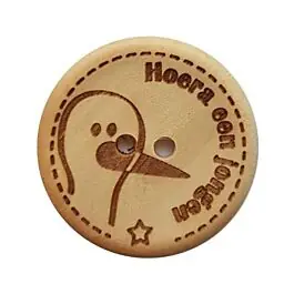 Durable houten tekst knoop Hoera een jongen 30mm Tijdelijk Beschikbaar