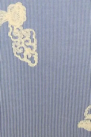 Aanbieding Katoen broderie stof, streep motief met geborduurde bloemen met blad, jeansblauw/wit/beige. P574