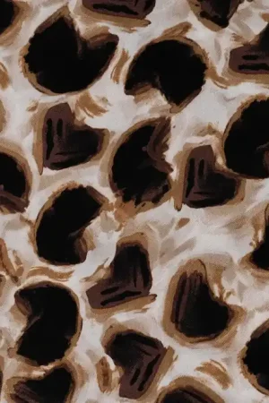Viscose satijn stof, panter hartjesprint, zand/cognac/bruin. Y761 Snelle Levering