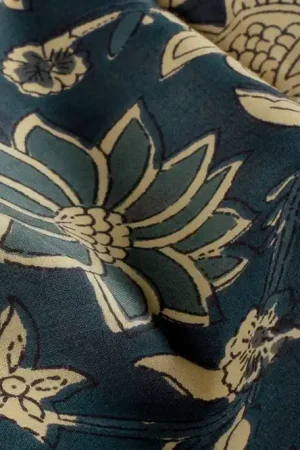 Batik poplin voile katoen stof, grote bloemenprint, jeansblauw/oudblauw/zand. Y655 Express Levering