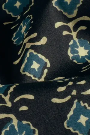 Batik poplin voile katoen stof, bloemenprint, zwart/blauw/zand. Y648 Must-Have