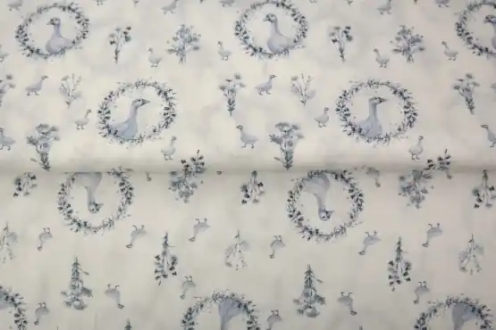Aanbieding Stenzo poplin katoen stof, gans in krans, wit/grijs. Y512