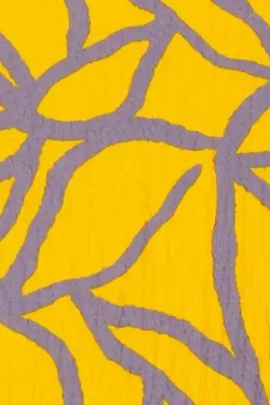 Viscose crinkle stof, soepel vallend, fantasie bladerenprint, geel/oud paars. X189 Seizoensaanbieding