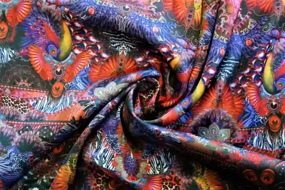 Beperkte Voorraad Stenzo soepel vallende stof, satijn look, digitale pauwen verenprint, paars/oranje/bruin. D0333