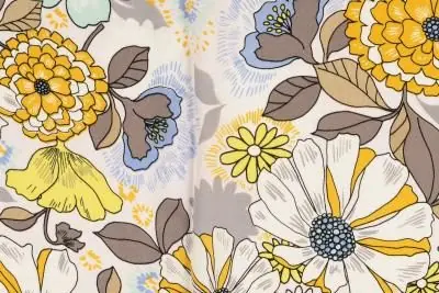 Viscose satijn stof, grote bloemenprint, wit/geel/taupe/blauw. Z0379 Hoge Kwaliteit